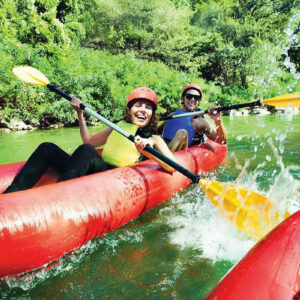 Kayak sobre el rio la vieja eje cafetero